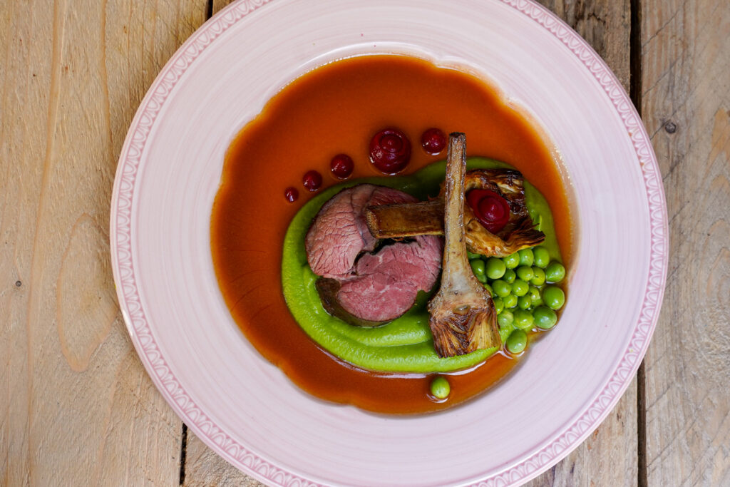 plat agneau petits pois artichauts restaurant la datcha
