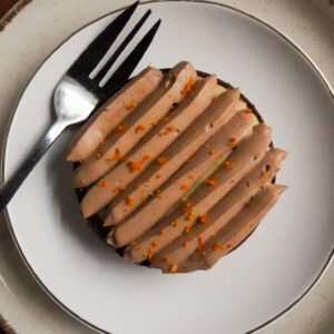 tartelette chocolat orange dessus fleur d'aubépine