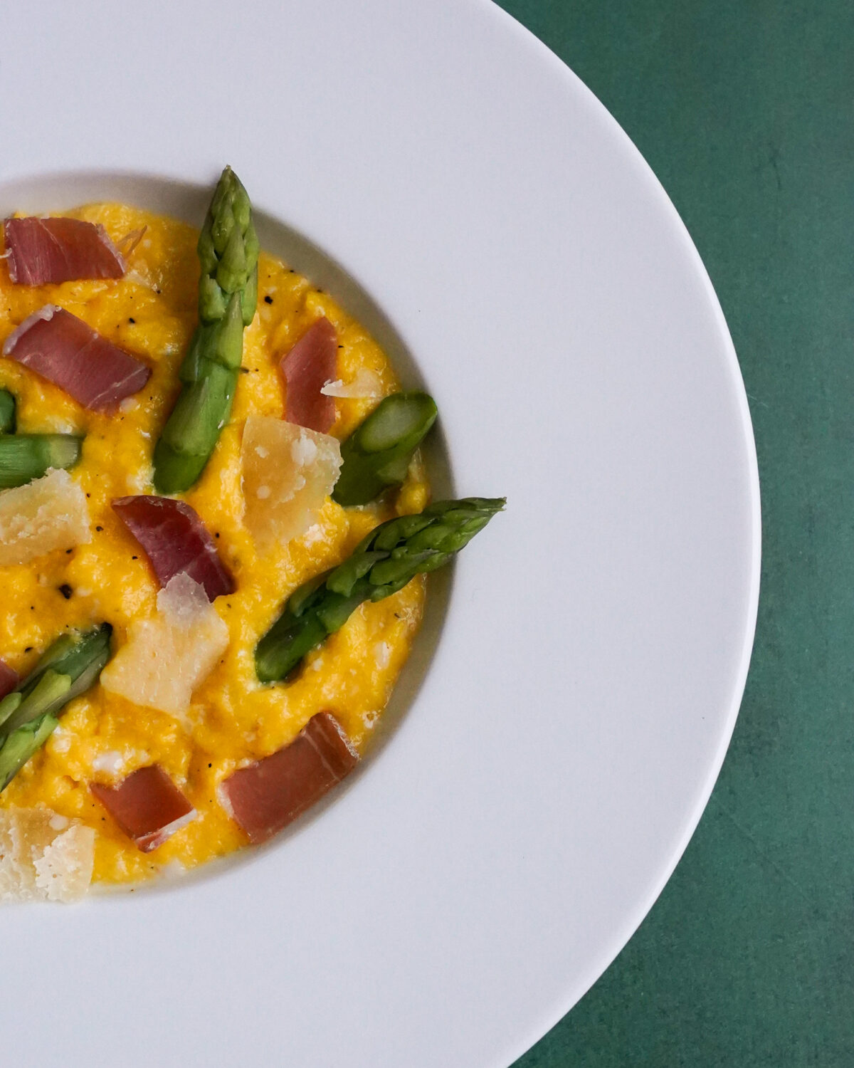 Château Doyac Le Pélican AOP Bordeaux Blanc et des oeufs brouillés aux asperges, jambon et parmesan