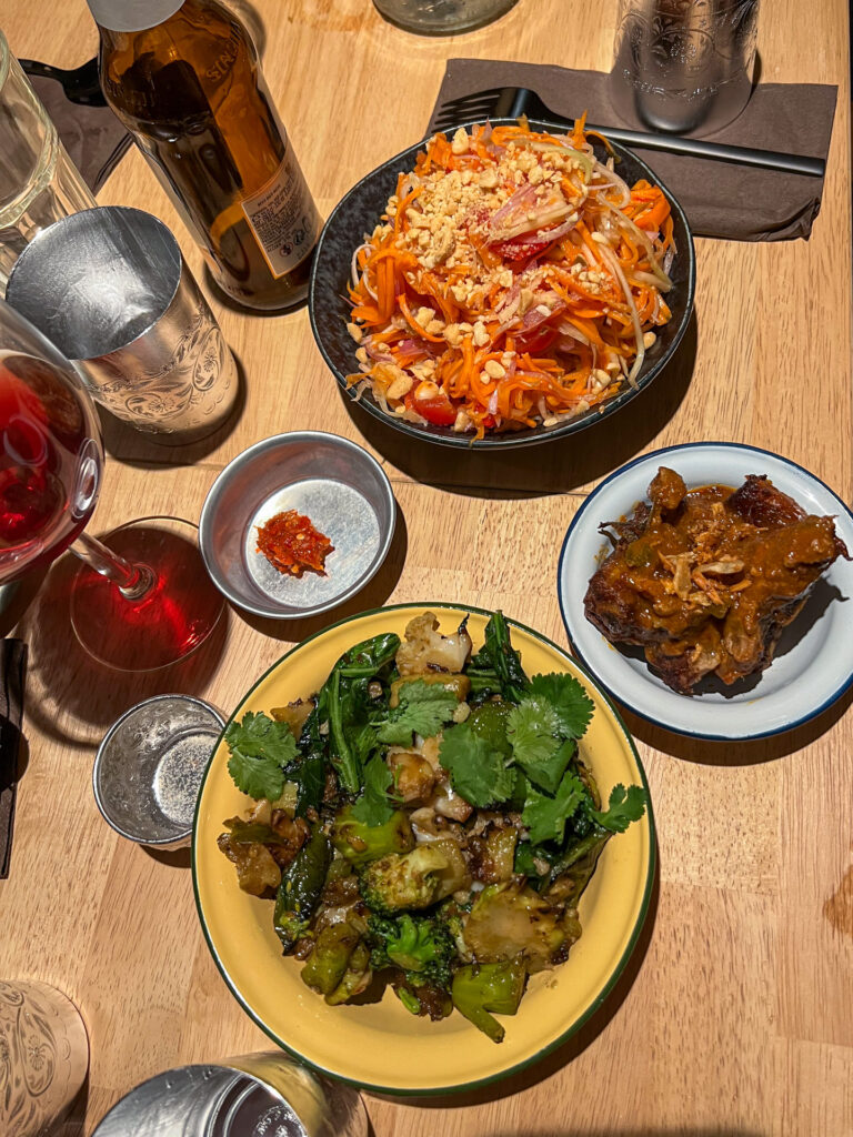 plats a partager som tam porc legumes restaurant naam