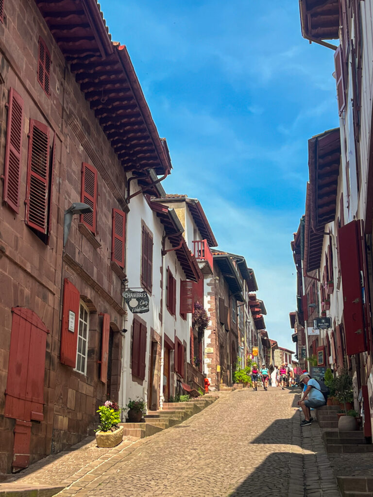 pays basque rue principale saint jean pied de port aop Irouléguy